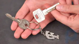 Cómo agregar una llave a un llavero