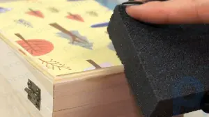 Comment coller du papier sur du bois