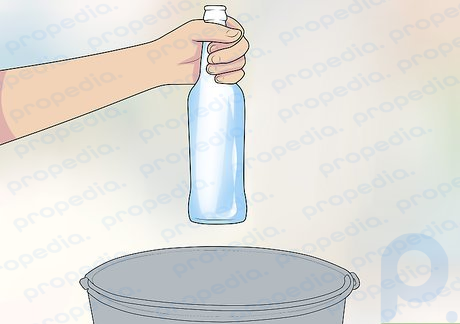 Schritt 3 Halten Sie die Flasche über einen Eimer oder einen anderen Behälter.