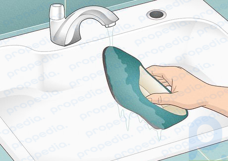 Paso 3 Enjuague los zapatos con agua limpia.