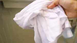 Como limpar manchas de suor em camisetas brancas