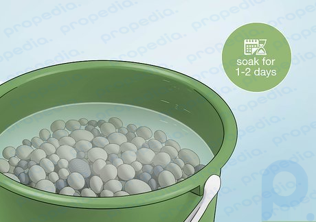 Шаг 3. Замочите окрашенные белые камни в растворе отбеливателя на 1–2 дня.