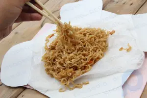 Cómo crear un plato a partir de una caja de comida china para llevar para llevar