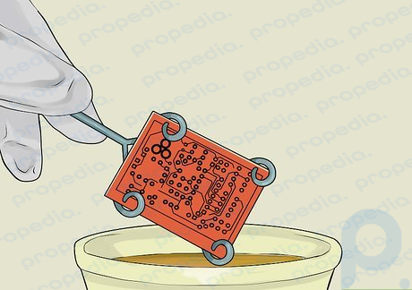 Шаг 12. Протравите плату, используя один из методов, описанных ниже.