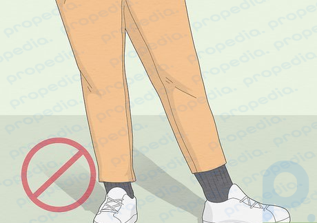 Schritt 3 Vermeiden Sie Kleidung, die die Aufmerksamkeit auf Ihren Oberkörper lenkt.