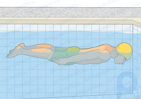 Paso 2 Haz el ejercicio “I” para flotar con el cuerpo en línea recta.
