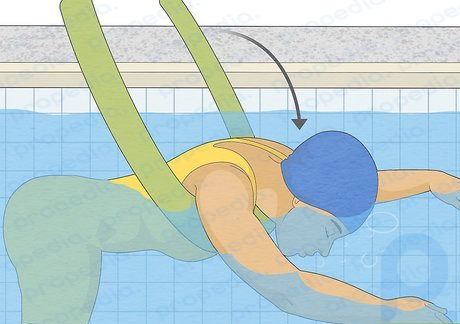 Paso 4 Inclínese hacia adelante hasta que la cara y la parte superior del cuerpo estén en el agua.