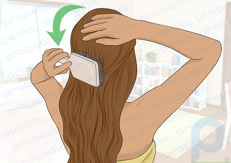 Étape 1 Brossez vos cheveux jusqu'à ce qu'ils soient exempts de nœuds et d'enchevêtrements.