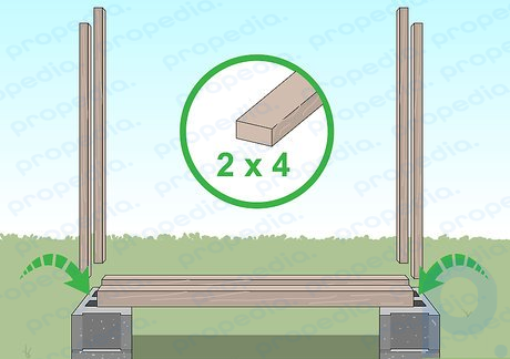 Paso 3 Pegue 4 tablas de 2x4 en los orificios del bloque de cemento en ambos extremos de la rejilla.