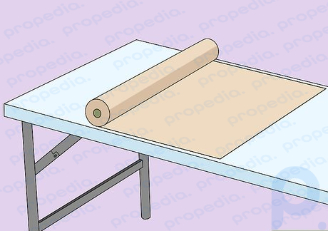Passo 1 Abra um rolo de papel de forro sobre uma mesa de colagem.
