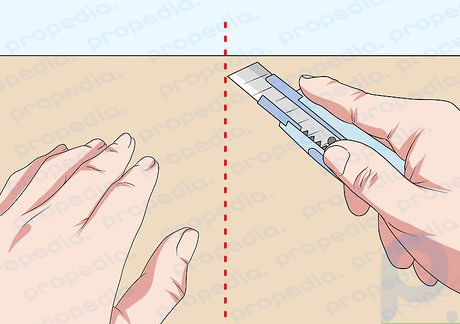 Etapa 3 Use uma tesoura de papel de parede ou uma roda aparadora para cortar o papel de forro.