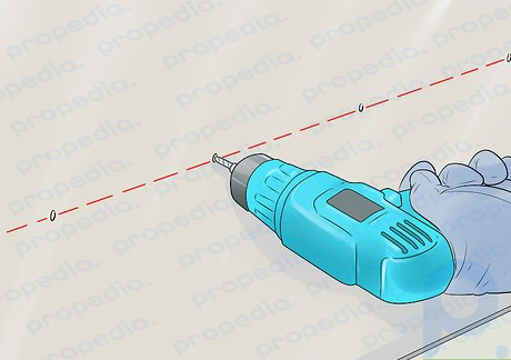 Étape 5 Percez des trous dans le mur à l'endroit où vous avez fait vos marques.