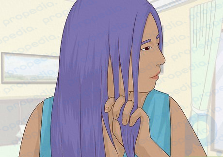 Шаг 4. Пощупайте волосы и проверьте, не стали ли они грубыми или вьющимися после окрашивания.