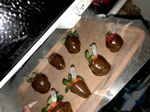 Wie man mit Alkohol angereicherte Erdbeeren mit Schokoladenüberzug herstellt