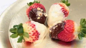 Wie man in Schokolade getauchte Erdbeeren macht