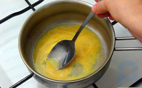 Paso 1 Mezcle la yema de huevo, el jugo de limón y la mantequilla en una cacerola.