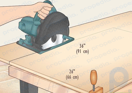 Paso 1 Recorta un trozo de madera contrachapada de 91 cm × 66 cm (36 x 26 pulgadas) con una sierra circular.