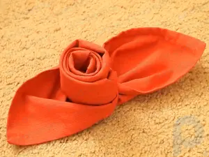Comment faire une rose avec une serviette en tissu