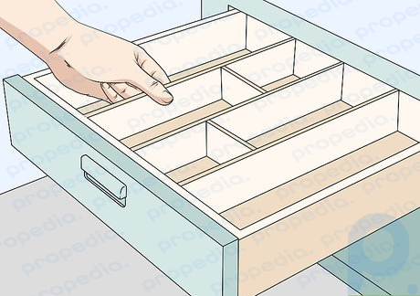 Étape 4 Placez des séparateurs dans les tiroirs ou les plateaux pour séparer les petits objets et accessoires.