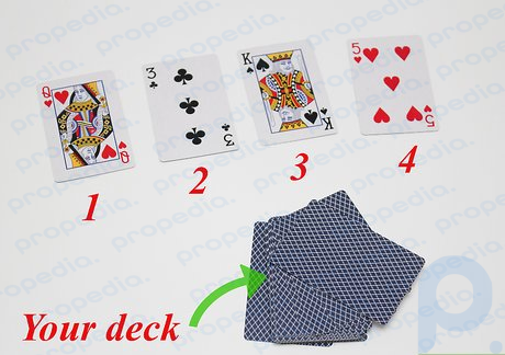 Adım 2 Her oyuncunun dört kartı yüzü yukarı bakacak şekilde oyun yüzeyine hemen önlerine koymasını sağlayın.