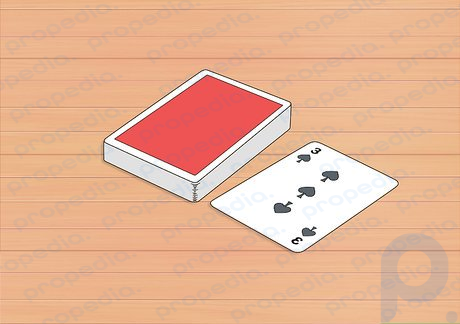 Passo 3 Coloque o baralho virado para baixo no centro e vire a carta de cima ao lado dele.