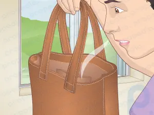 Cómo quitar el olor de un bolso de cuero viejo
