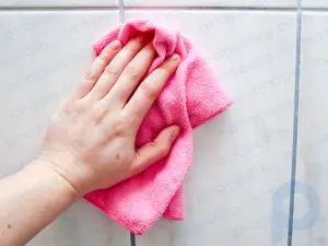 Cómo quitar los restos de jabón de los azulejos