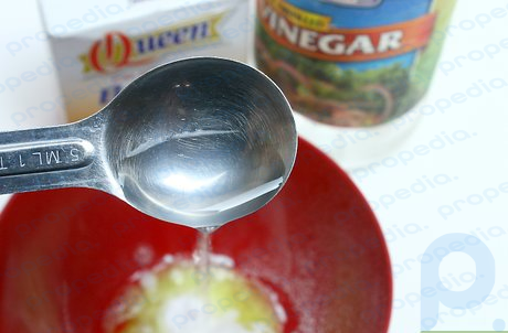 Paso 3 Mezcle bicarbonato de sodio con jabón para bebés y una cucharadita de vinagre para obtener una mezcla de limpieza más fuerte.