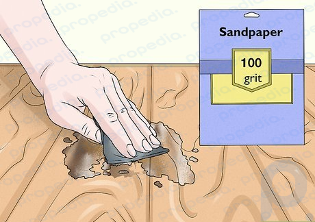 Paso 3 Retire el acabado de madera sobre el tinte con papel de lija de grano 100.