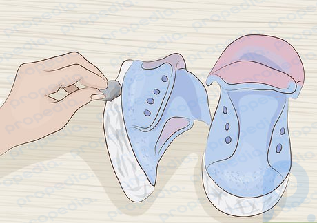 Etapa 4 Use graxa de sapato preta para raspar as peças de borracha.