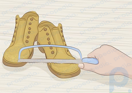 Schritt 5 Schleifen Sie mit einer Bügelsäge entlang der Rundungen der Schuhe.