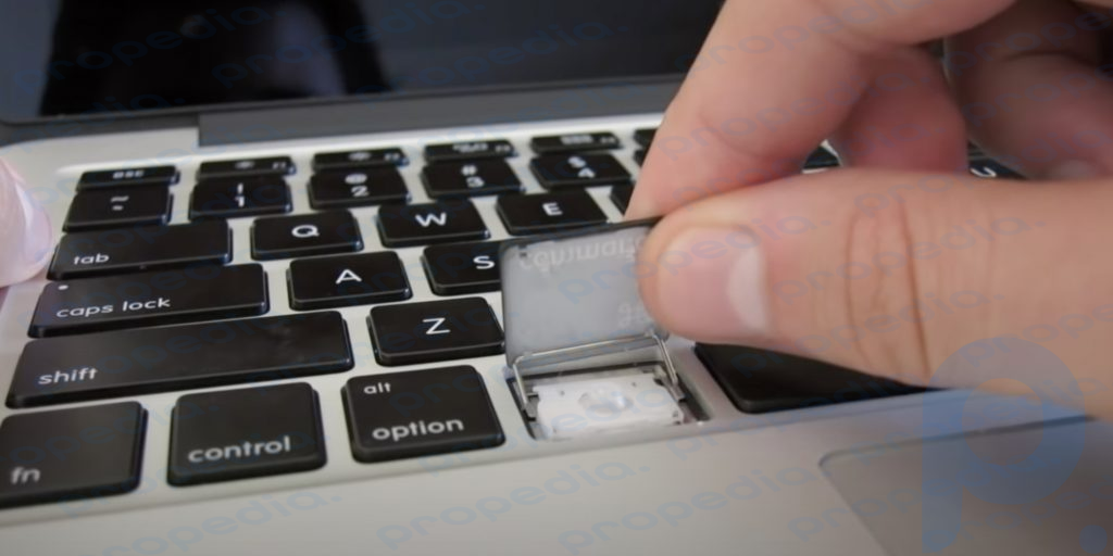 So reinigen Sie eine MacBook-Tastatur: Setzen Sie die Tastenstifte in die Schlitze ein