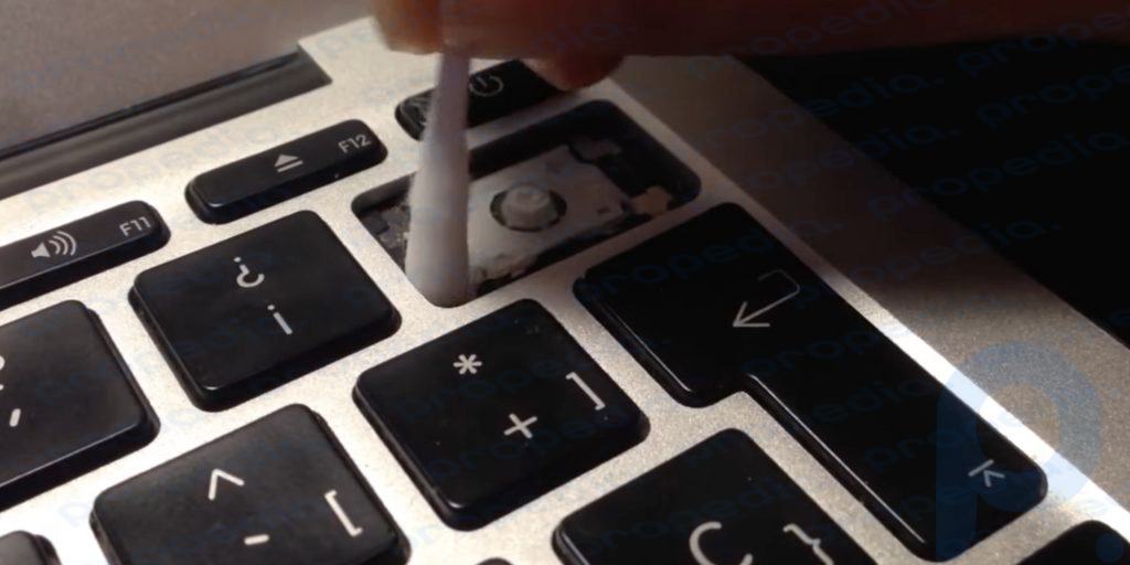 Почистите клавиши под кейкапами
