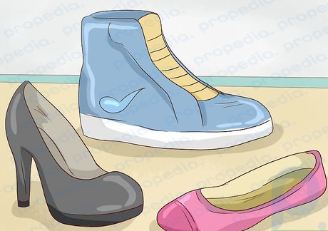 Шаг 3. Приобретите спортивную обувь, чтобы выглядеть более спортивно.