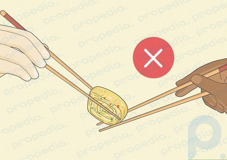 Intercambiar comida entre palillos se considera tabú en Japón.