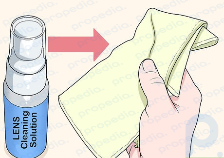 Paso 3 Aplique una solución limpiadora de lentes a un paño o pañuelo de papel.