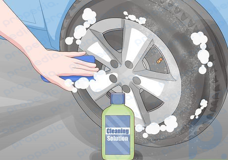 Schritt 3 Reinigen Sie jedes Rad mit einem in Reinigungslösung getränkten Schwamm.