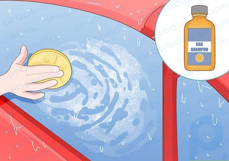 Schritt 4 Schrubben Sie Ihr Auto mit einem Schwamm und der Autoshampoo-Lösung.