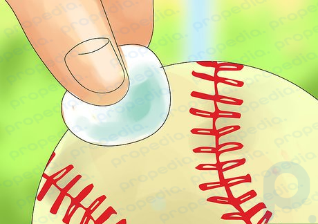 Schritt 4 Wischen Sie das Bleichmittel von Ihrem Ball ab.