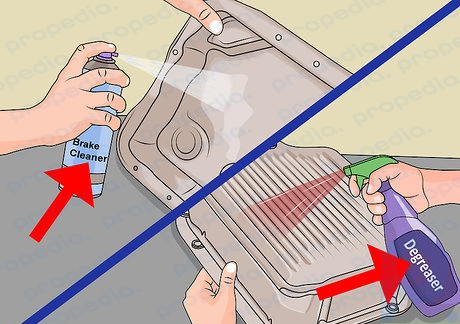 Paso 3 Limpie el cárter de aceite de la transmisión por dentro y por fuera.