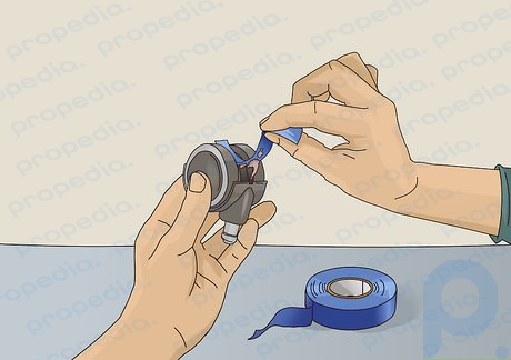 Paso 3 Utilice cinta adhesiva para eliminar pequeños trozos de suciedad.