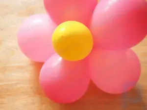Как создать декоративные цветы из воздушных шаров