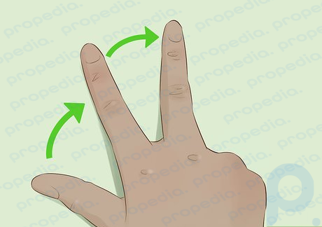 Paso 2 Cuente extendiendo los dedos con los puños cerrados como variación.