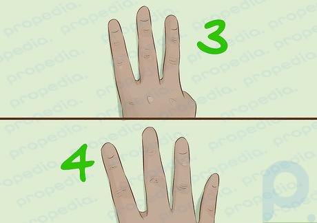 Paso 6 Cuente hasta 3 y 4 colocando el dedo anular y el meñique derechos hacia abajo.
