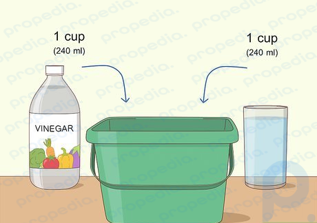 Paso 2 Mezcle 1 taza (240 ml) de agua tibia y vinagre blanco en un recipiente.