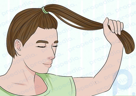 Paso 1 Recoge tu cabello en una coleta alta encima de la frente.