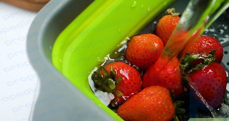 Step 1 Rinse the strawberries under cool water.