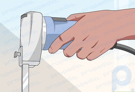 Paso 2 Utilice una sierra cortadora de espuma para cortar piezas más grandes.