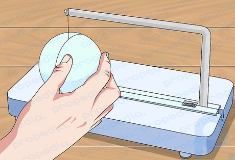 Paso 5 Divida las bolas redondas de poliestireno cortándolas por la mitad.