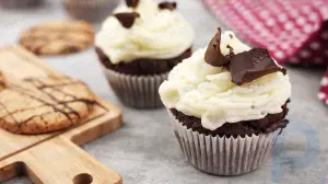 10 Simple and Delicious Ways to Decorate with Melted Chocolate